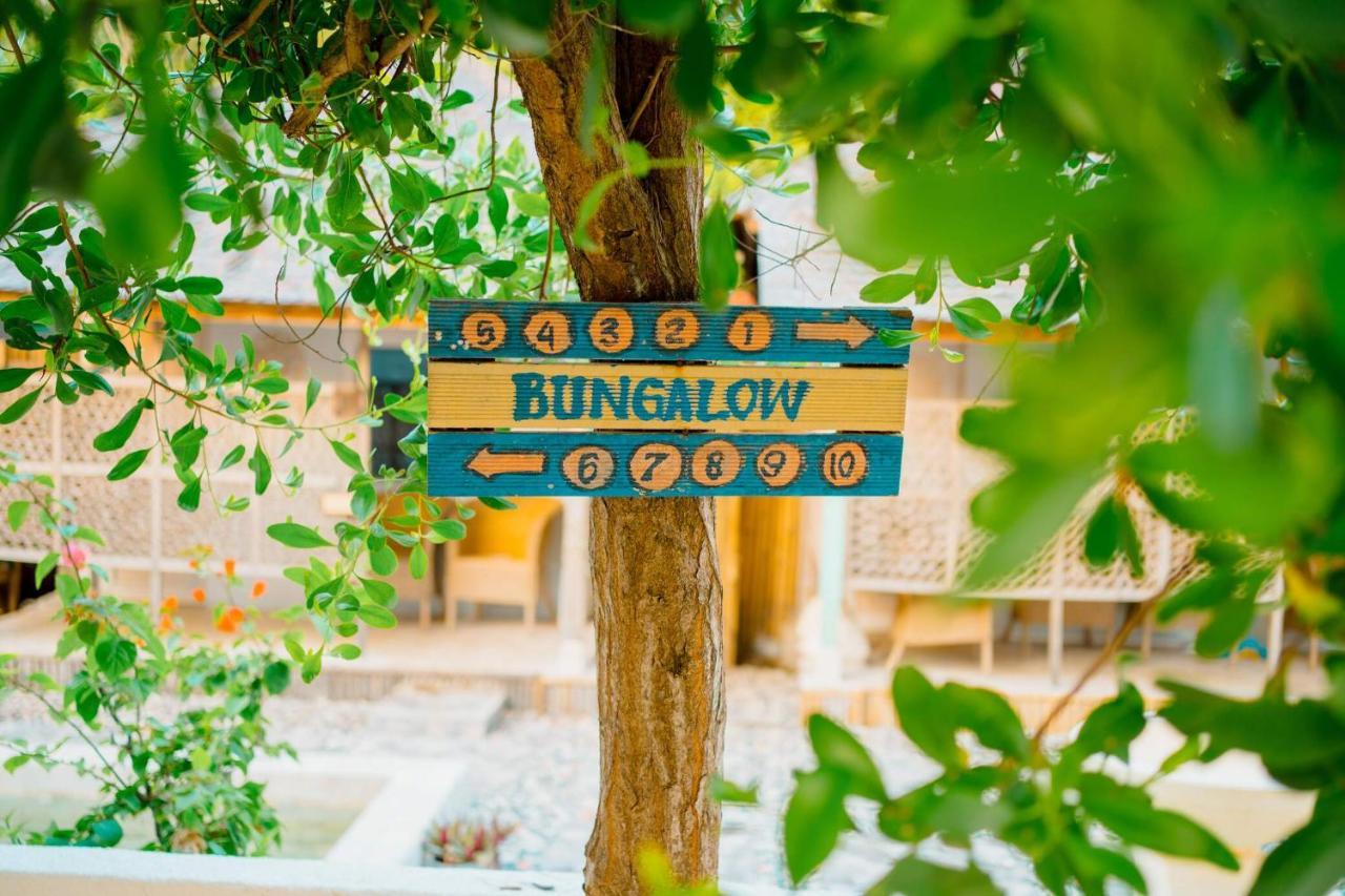 Bungalow Cafe Gili Beachfront غيلي مينو المظهر الخارجي الصورة