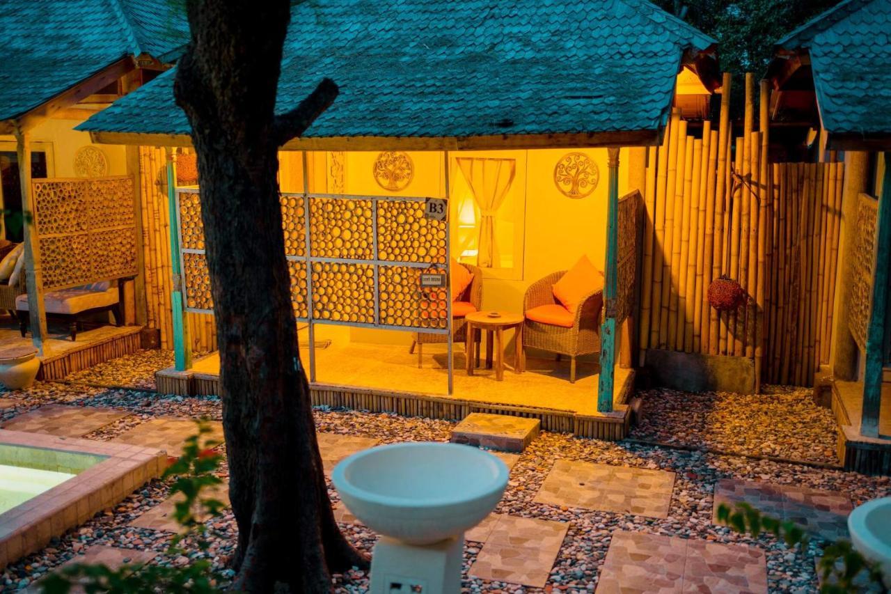 Bungalow Cafe Gili Beachfront غيلي مينو المظهر الخارجي الصورة