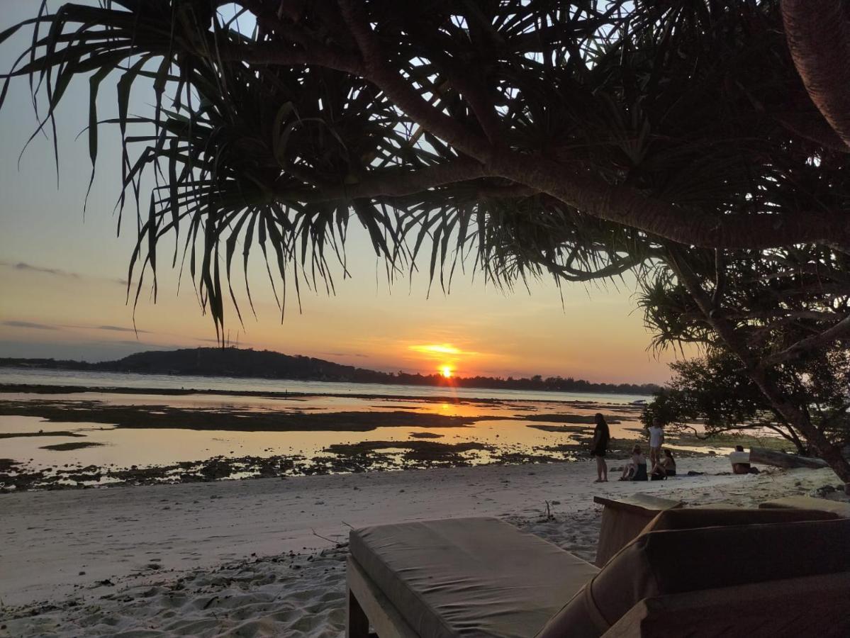 Bungalow Cafe Gili Beachfront غيلي مينو المظهر الخارجي الصورة