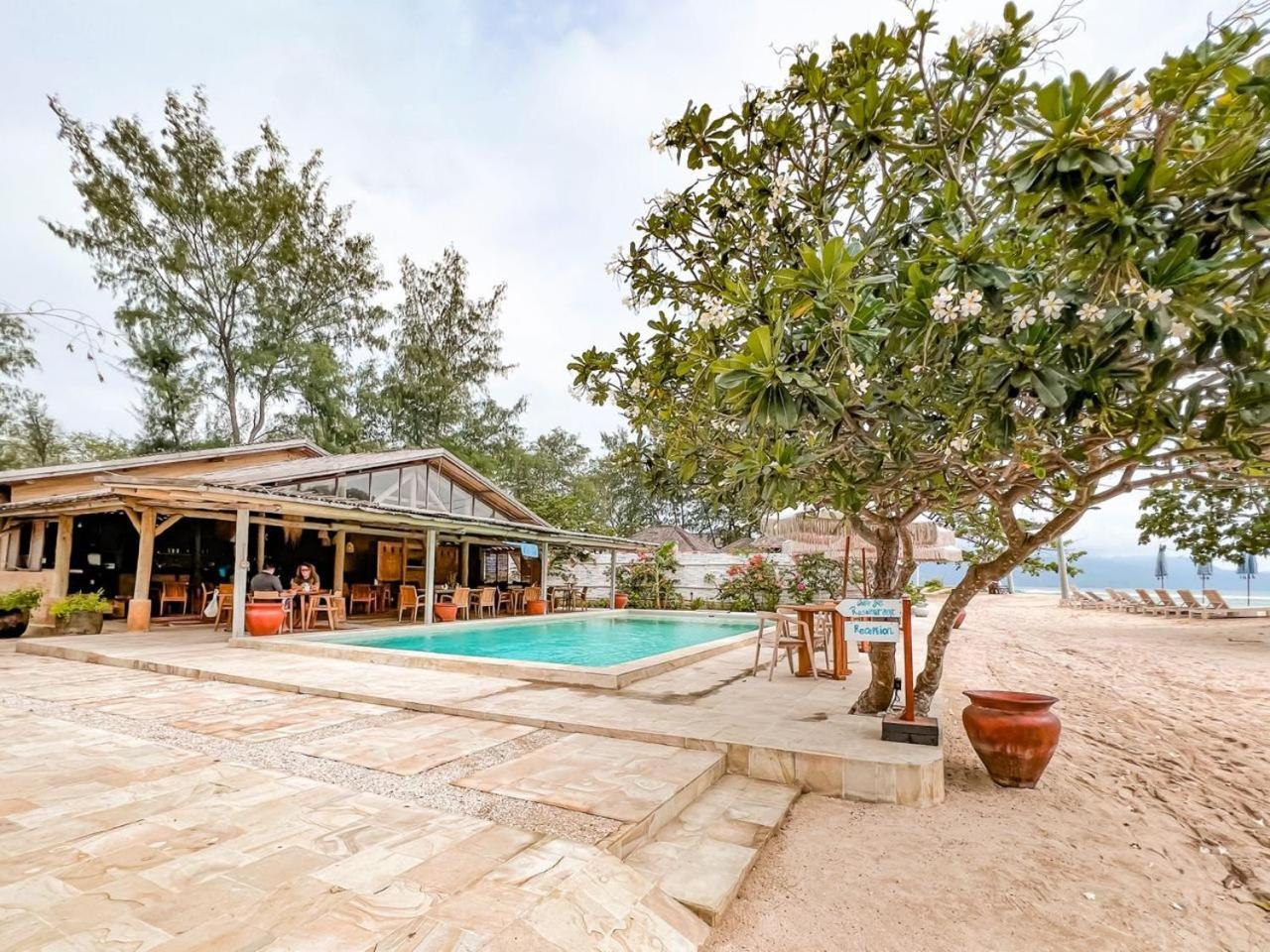 Bungalow Cafe Gili Beachfront غيلي مينو المظهر الخارجي الصورة