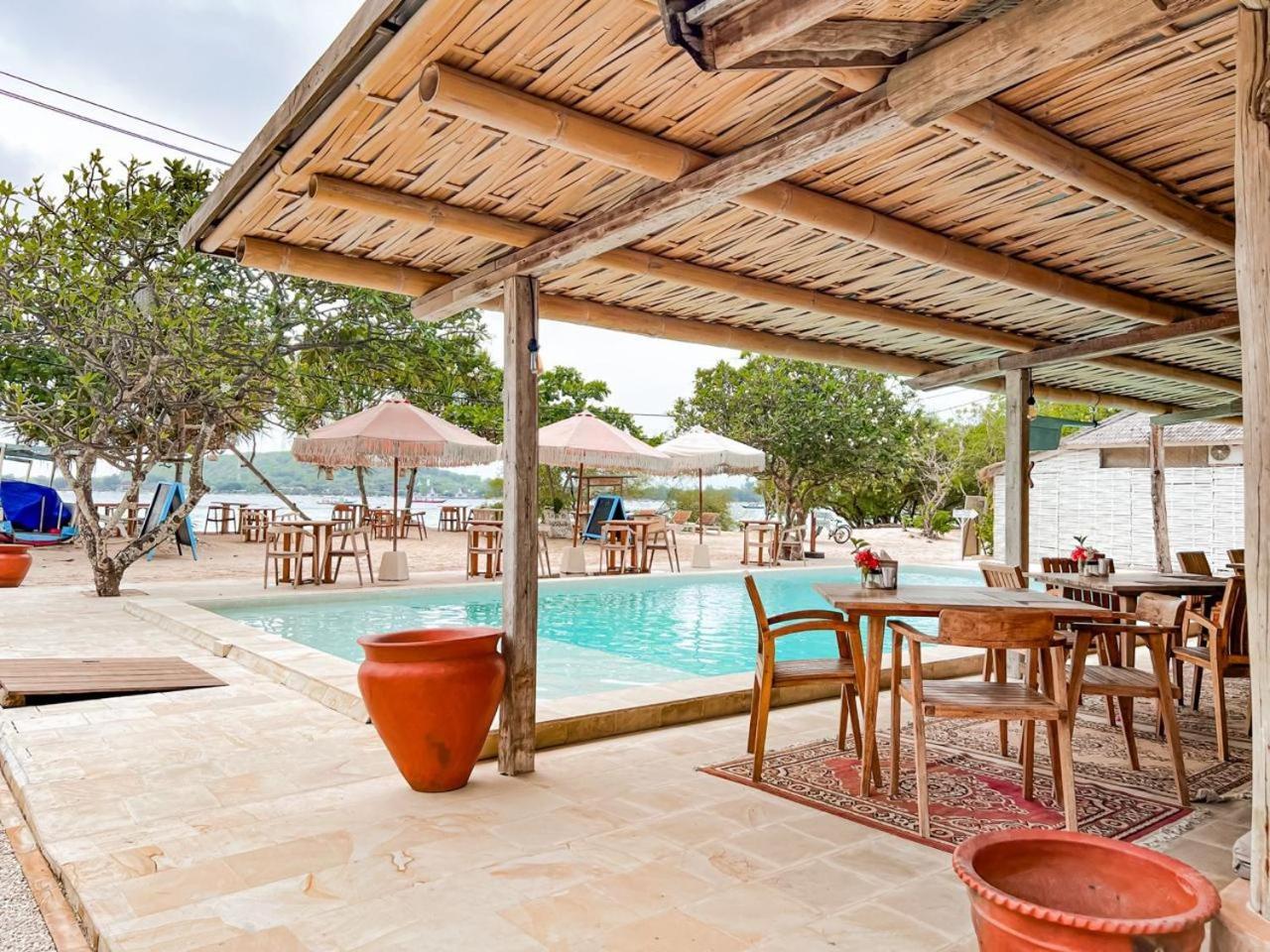 Bungalow Cafe Gili Beachfront غيلي مينو المظهر الخارجي الصورة