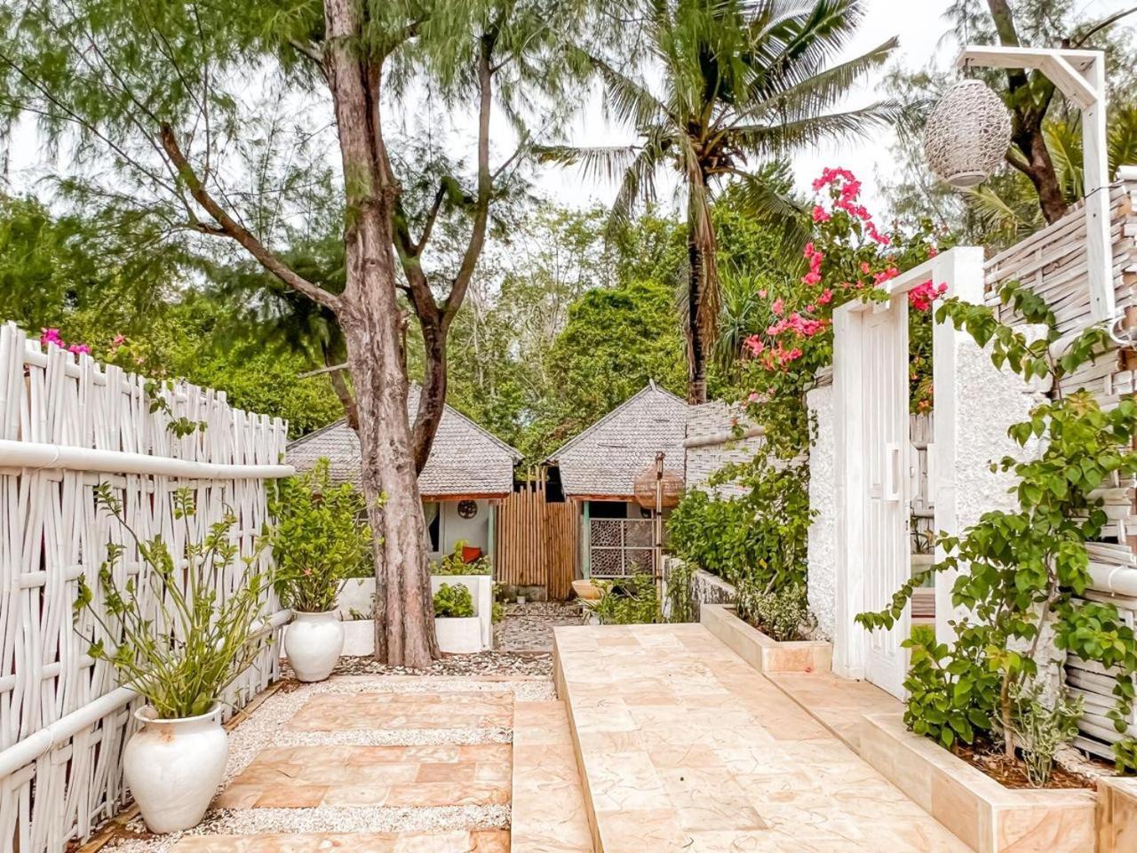 Bungalow Cafe Gili Beachfront غيلي مينو المظهر الخارجي الصورة