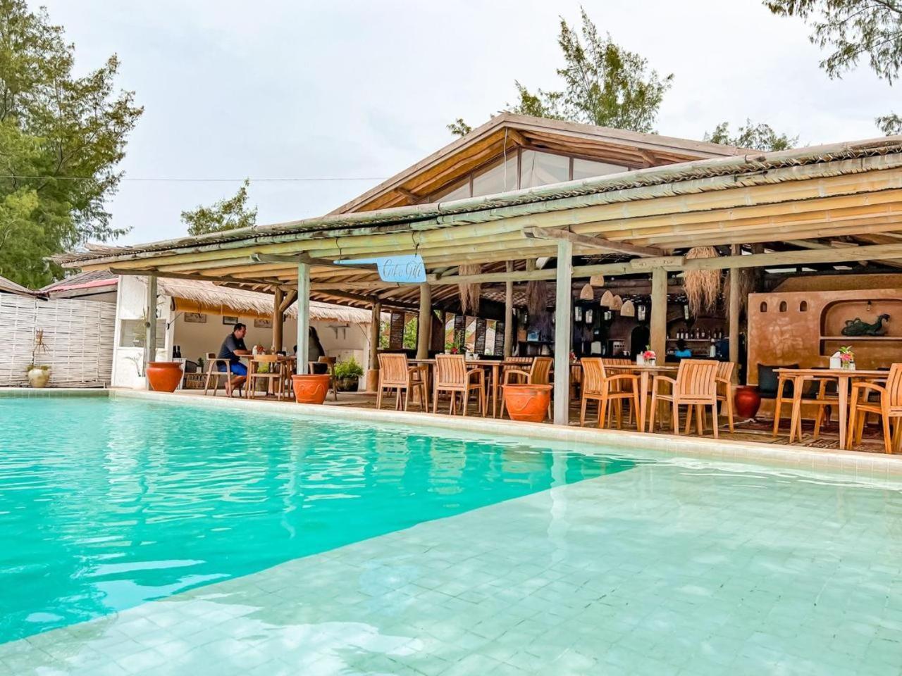 Bungalow Cafe Gili Beachfront غيلي مينو المظهر الخارجي الصورة