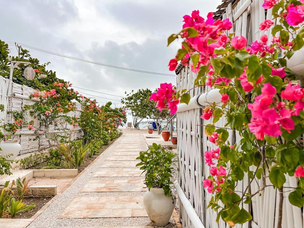 Bungalow Cafe Gili Beachfront غيلي مينو المظهر الخارجي الصورة